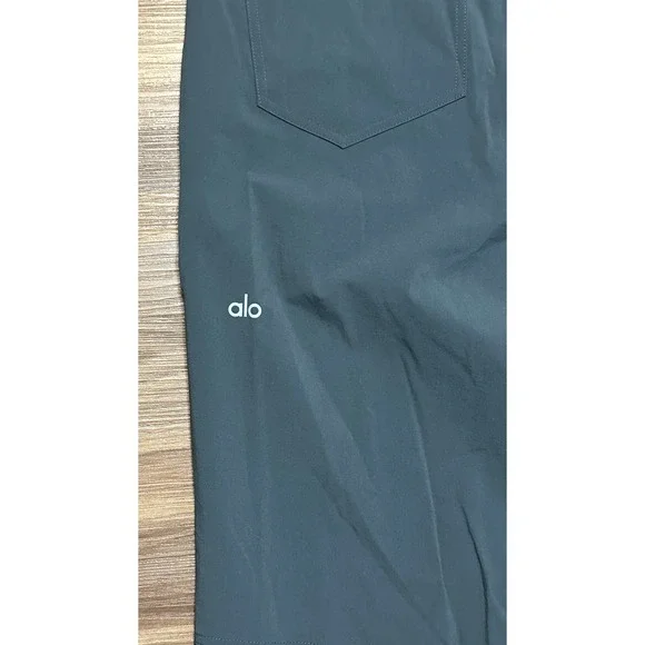 Alo Yoga Men's Day and Night Pants Charcoal Grey Performance Sz 36x30 - Picture 9 of 10